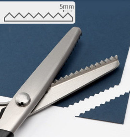 ✂️ 50% RABATT – Dekorative pinksaks – ergonomisk – allsidig – skarpe rustfrie blader – for stoff, lær, plast og papir – ideell for profesjonell og privat bruk